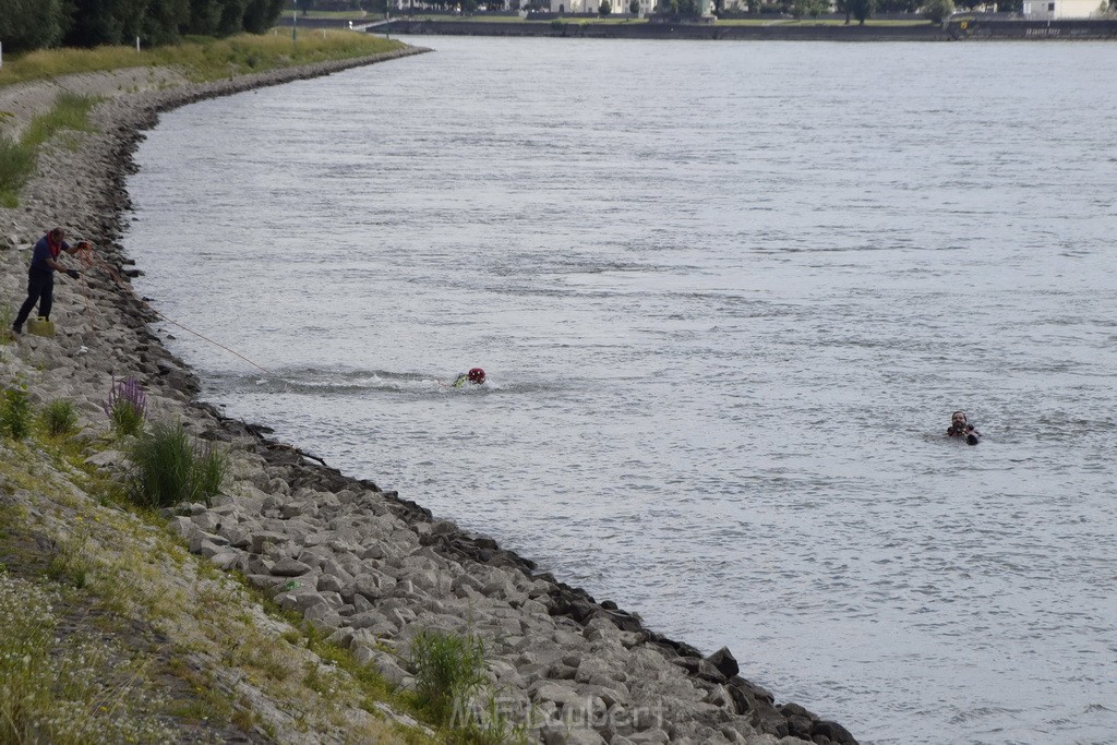 Uebung BF Taucher und Presse Koeln Zoobruecke Rhein P379.JPG - Miklos Laubert